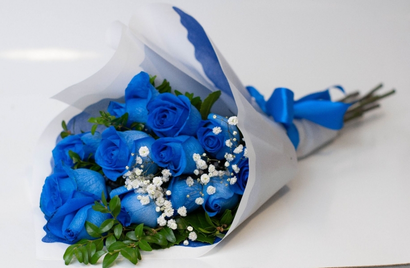 Ramo en yute de 6 rosas azules 
