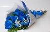 Ramo en yute de 6 rosas azules 